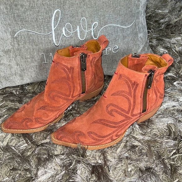 Sacha Primrose Shortie Frye Booties - Picture 1 of 11